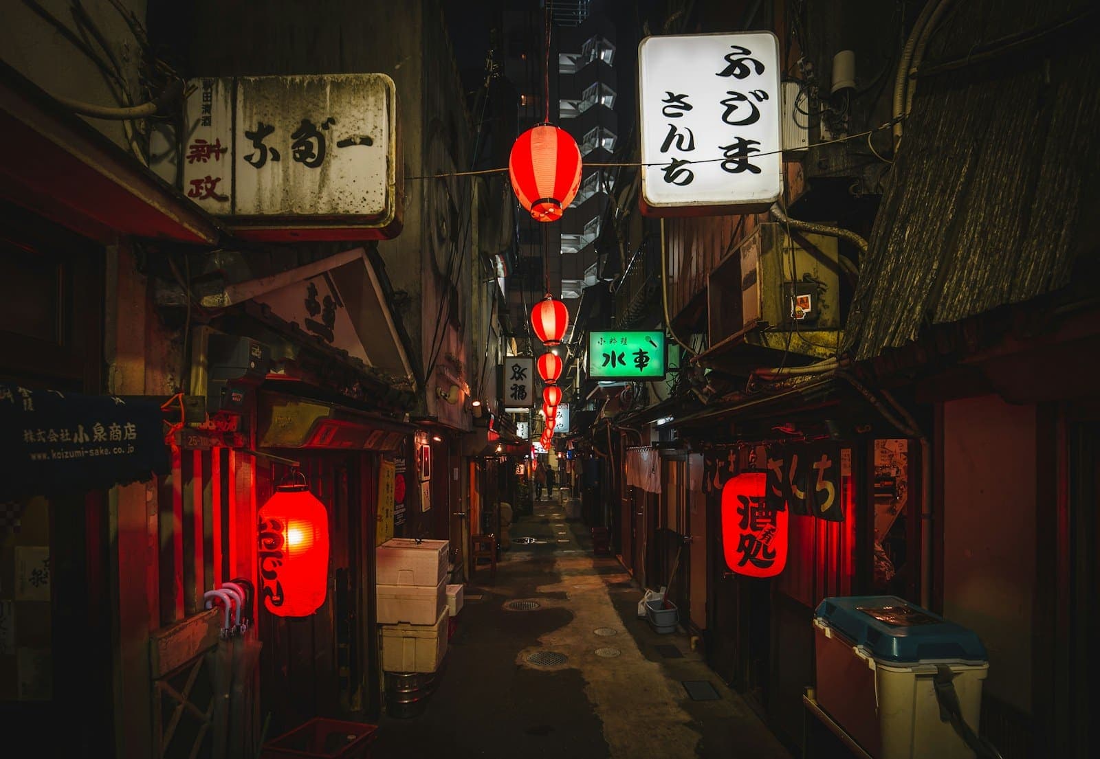 夜の東京の路地